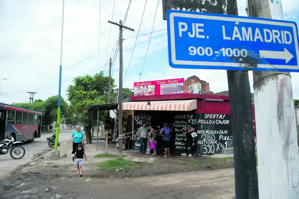 EL COMERCIO. En avenida Jujuy al 3.300 se encuentra la pollería incendiada. la gaceta / FOTO DE JORGE OLMOS SGROSSO 