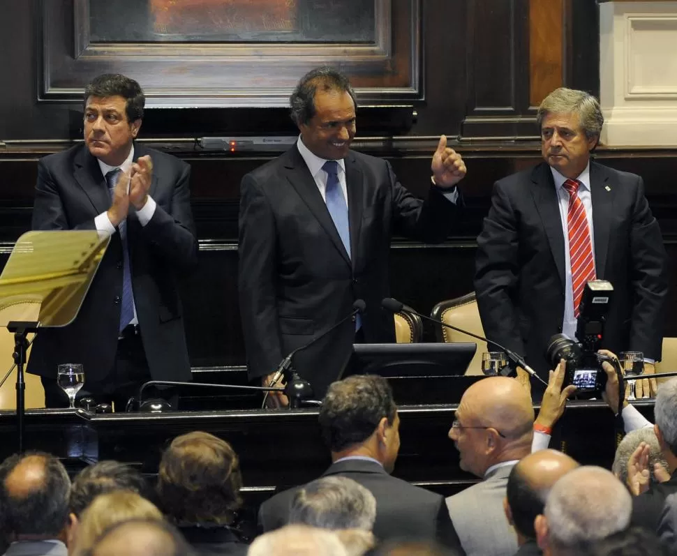 PROTAGONISTAS. El vicegobernador Mariotto celebra el discurso de Scioli. prensa gobernacion