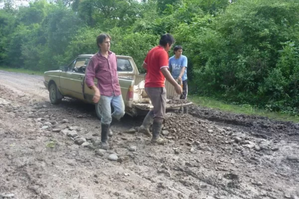 Vecinos de El Nogalito arreglaron el camino ante la falta de respuestas oficiales a sus pedidos