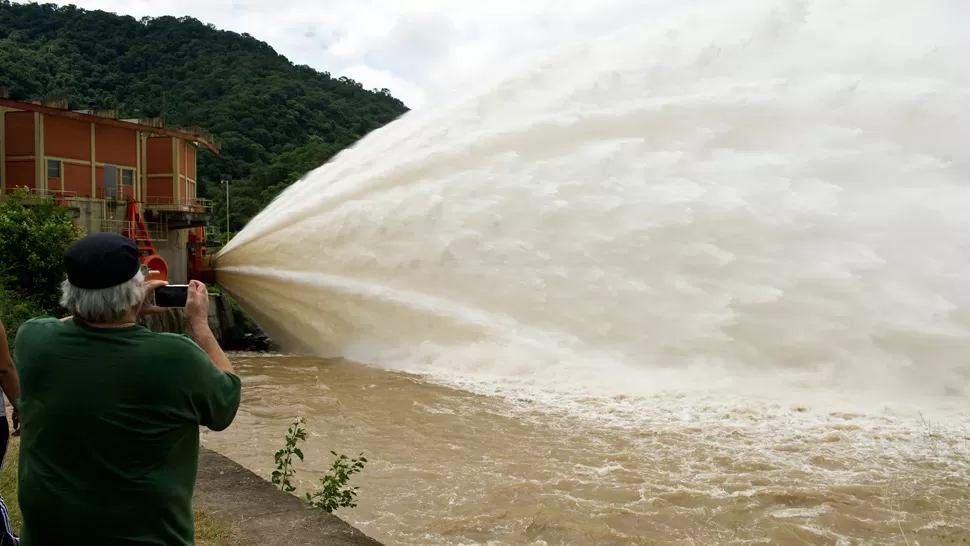 EL CADILLAL. Los visitantes tomaron fotografías del agua saliendo a toda potencia. LA GACETA / FOTO DE JORGE OLMOS SGROSSO