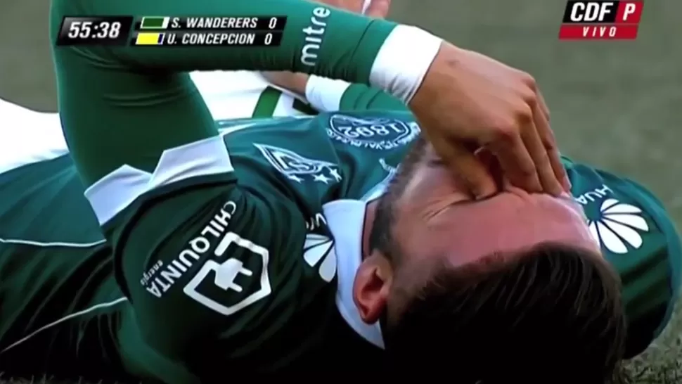 QUÉ DOLOR. Medel se desplomó en el campo de juego unos segundos después de haber ingresado. CAPTURA DE VIDEO