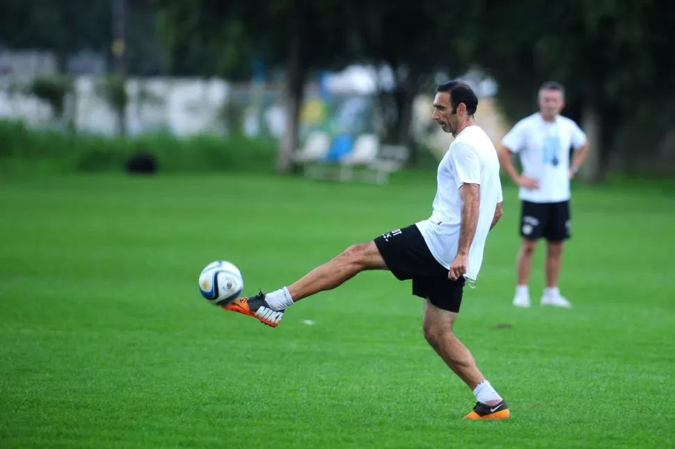 HOY SERÁ OTRO DÍA. Azconzábal intentará olvidarse de lo que pasó ayer y concentrarse en el próximo partido de Atlético. LA GACETA / FOTO DE DIEGO ARÁOZ