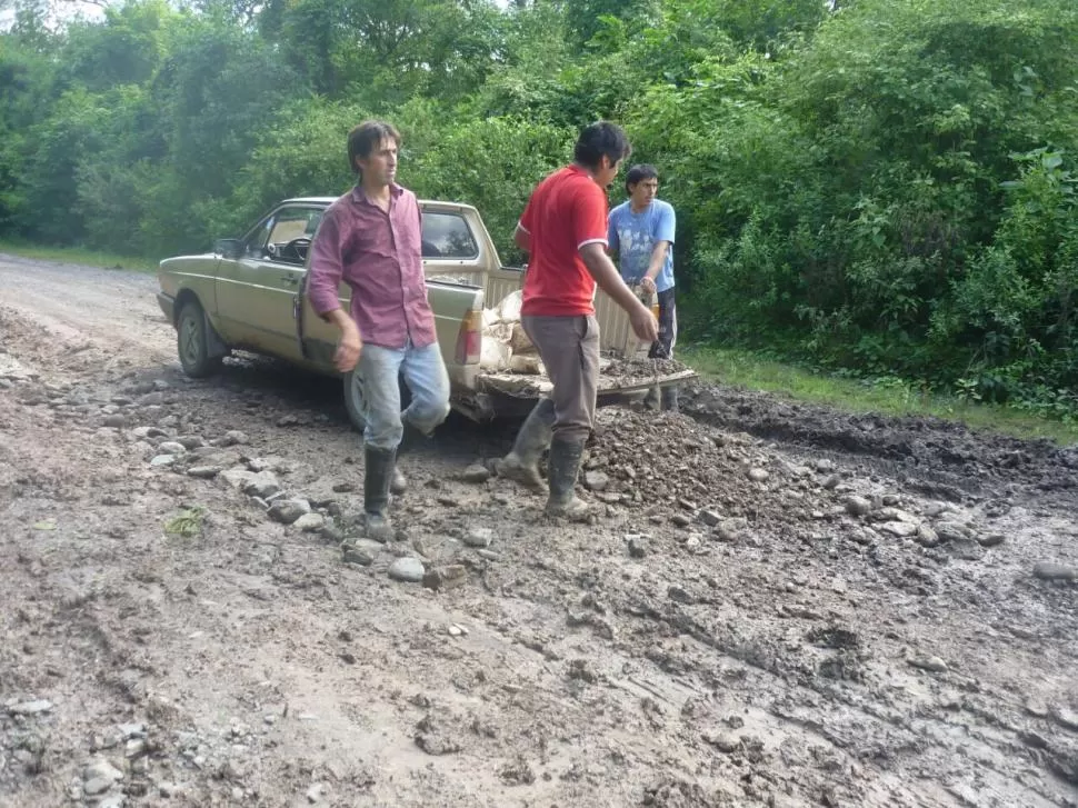 Vecinos de El Nogalito arreglaron el camino ante la falta de respuestas oficiales a sus pedidos