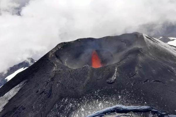 El volcán Villarrica volvió a la calma, pero se mantiene la alerta