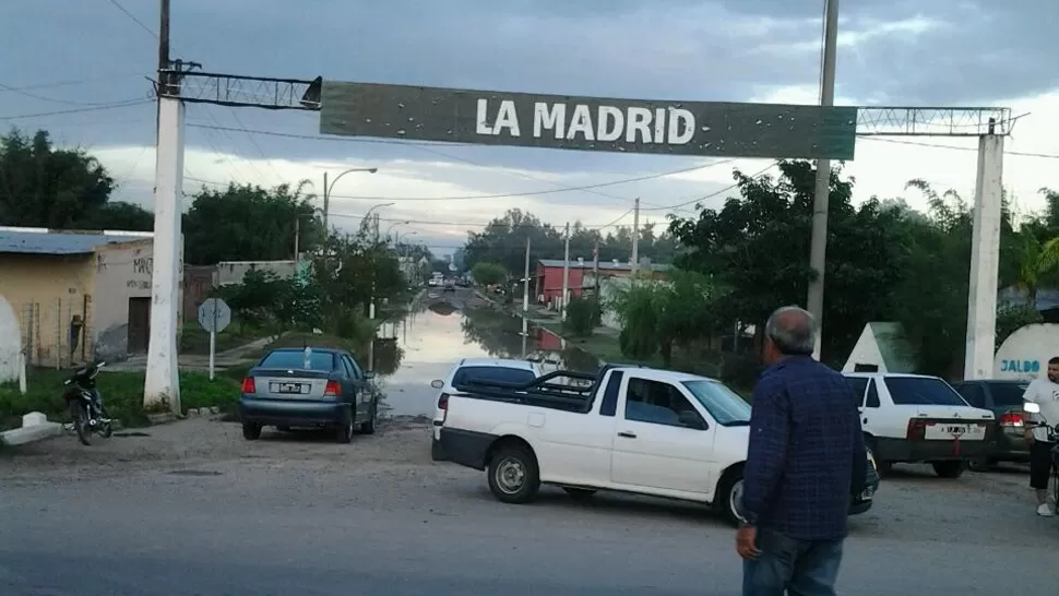 DESBORDADOS. Los vecinos de La Madrid vieron llegar el agua hasta la calle principal de la localidad ubicada al sur de la provincia. FOTO ENVIADA POR UN LECTOR