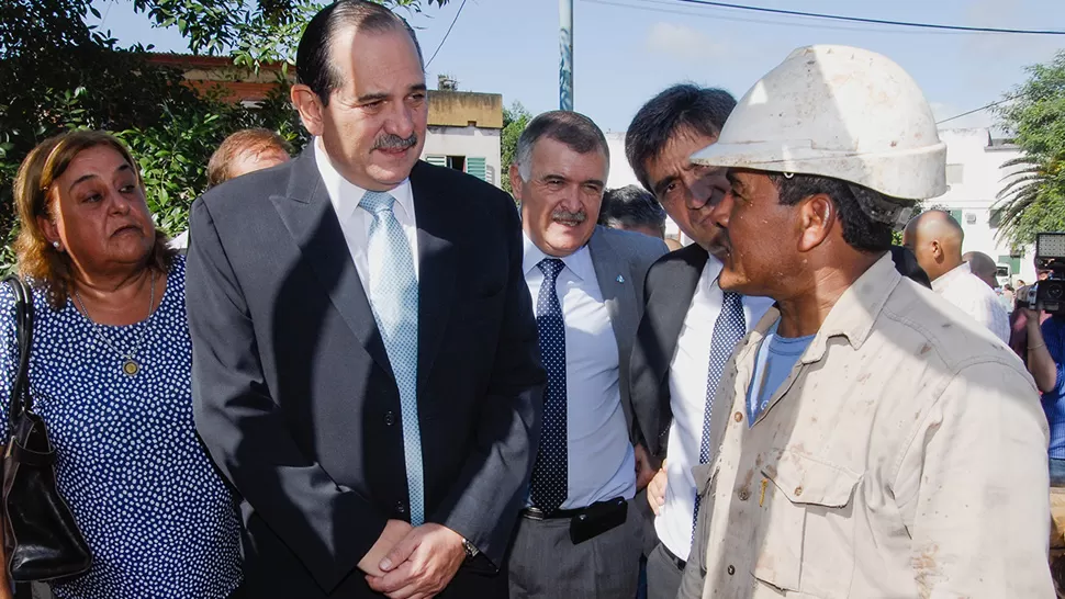 EN RECORRIDA. Alperovich estuvo esta mañana en Banda del Río Salí. FOTO ARCHIVO PRENSA Y DIFUSIÓN