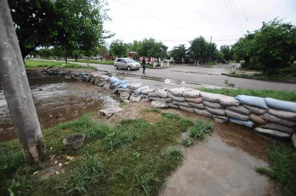 BARRICADAS. Los vecinos de Alberdi levantaron paredones en las calles. la gaceta / foto de osvaldo ripoll