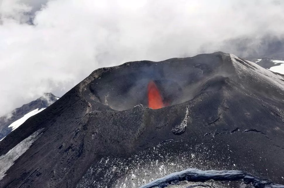 MENOR ACTIVIDAD. El Villarrica prácticamente ya no escupe lava y cenizas. reuters