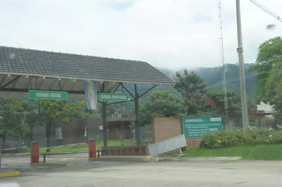 EN EL PEDEMONTE. Los ladrones habrían cortado una cerca perimetral para ingresar al country “Las Yungas”, ubicado al pie del cerro San Javier. la gaceta / foto de franco vera