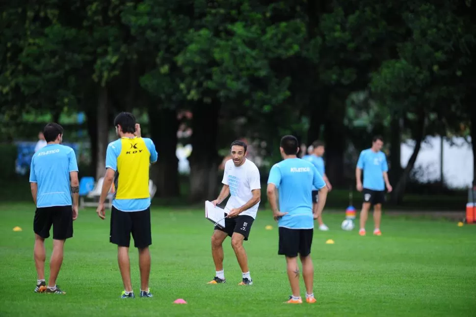 A PUERTAS CERRADAS. Azconzábal decidió mantener en reserva lo sucedido en la práctica de fútbol de ayer en el complejo. Sin embargo, apostaría por los mismos 11 de salida que empataron ante Ferro. la gaceta / foto de diego aráoz