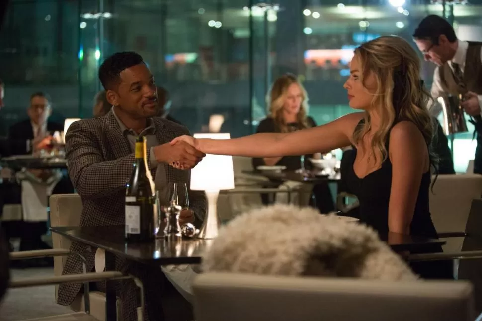 SIMPÁTICOS BANDIDOS. Will Smith es un brillante estafador que capacita a Margot Robbie en el oficio, hasta que rompe de imprevisto la relación. 