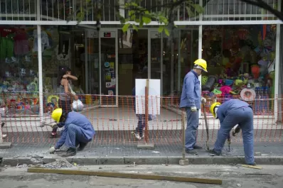 Entre bocinazos y obreros, la peatonal se transforma