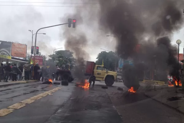 Con cuatro cortes, ATE llevó sus reclamos salariales a las calles y rutas