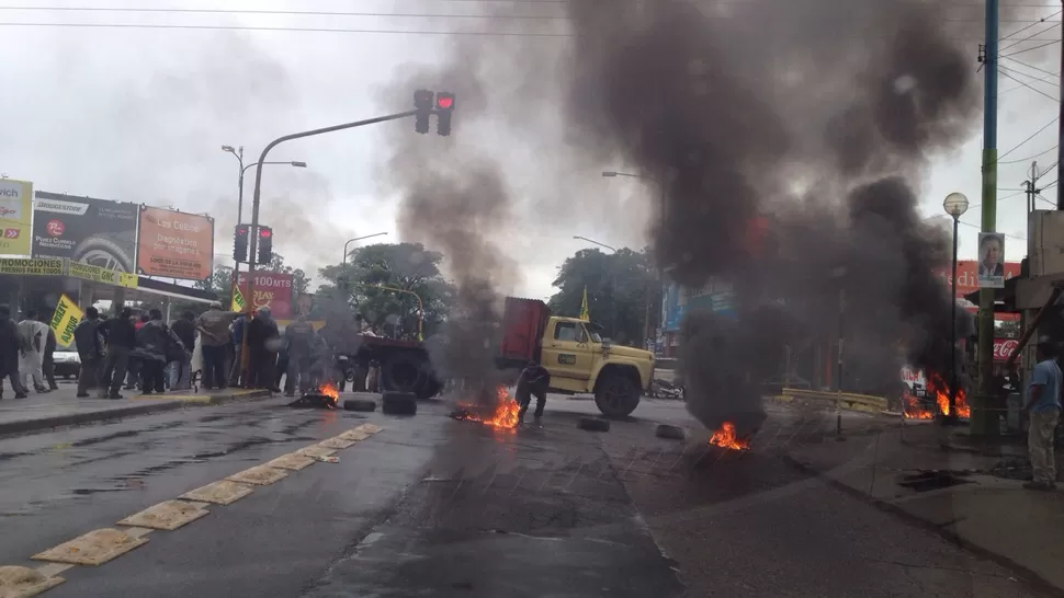 EN EL CRISTO. Empleados de la Municipalidad de Yerba Buena cruzaron un camión en la intersección de Mate de Luna y Camino del Perú. FOTO GENTILEZA DE PILAR PADILLA