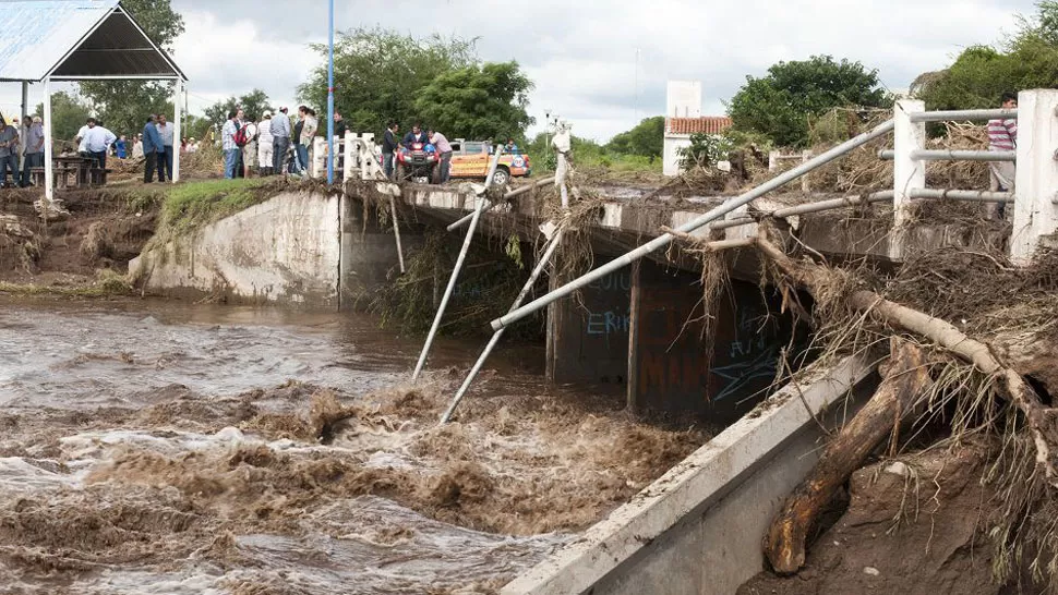 CRECIENTE. El río de Ovanta se llevó el puente. FOTO ELESQUIU.COM