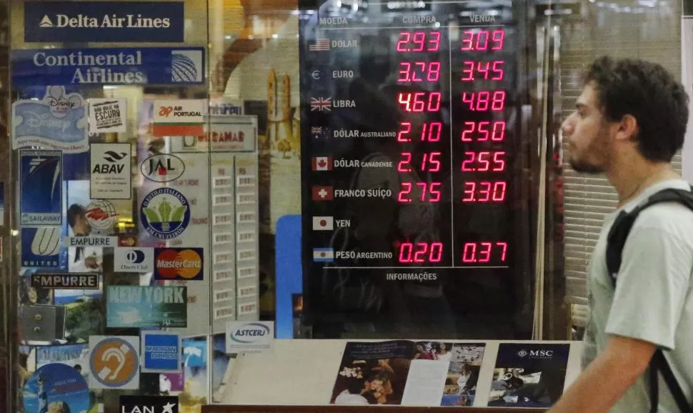 EN RÍO DE JANEIRO. Las pizarras muestran la evolución cambiaria del Real respecto de otras monedas.  reuters