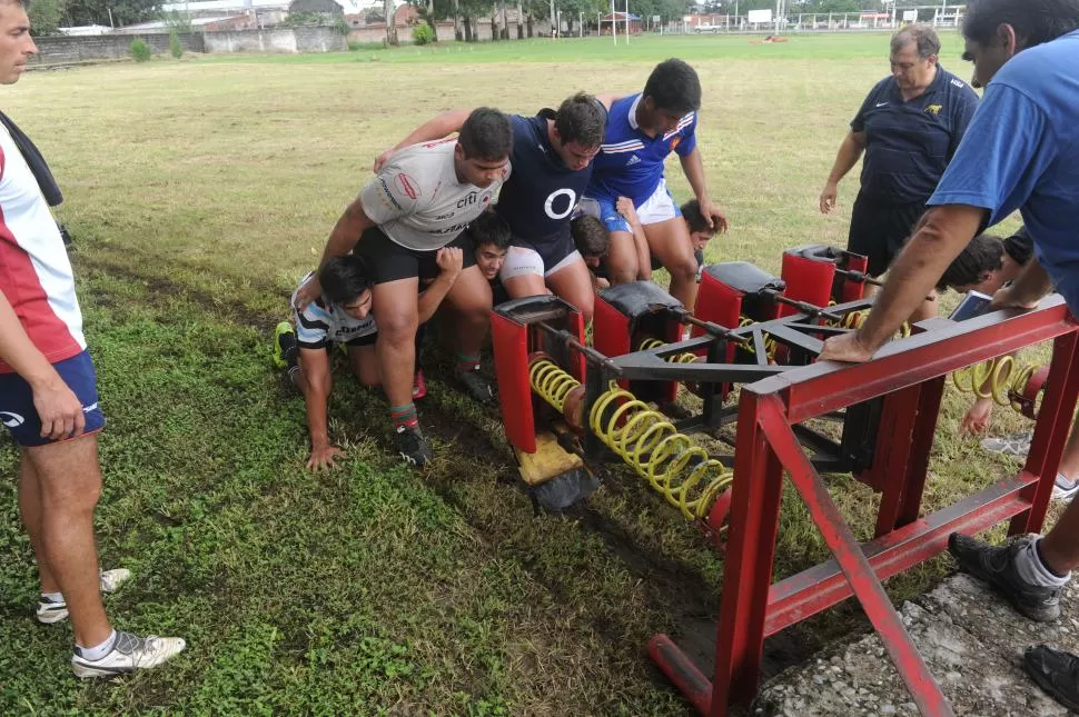 EMPUJE. Los forwards “naranjitas” con la máquina de scrum, observados por un entendido en el tema como Ricardo Le Fort. la gaceta / foto de antonio ferroni