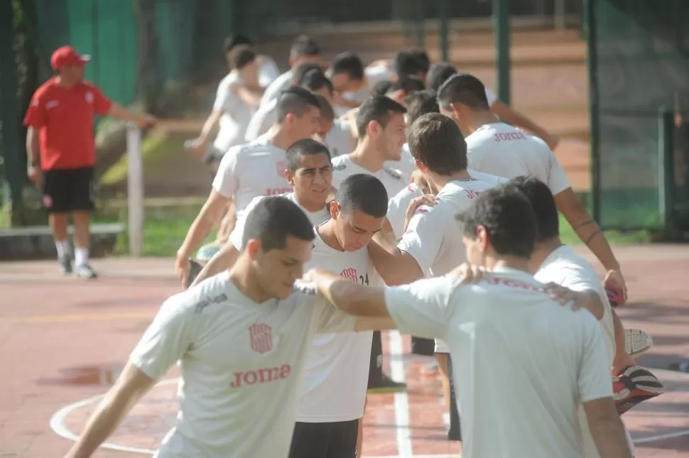 CODO A CODO. El plantel, dirigido por Darío Tempesta y Ricardo Palladino, trabaja pensando en el debut del Federal A y en terminar de ajustar detalles en los amistosos. la gaceta / foto de franco vera 