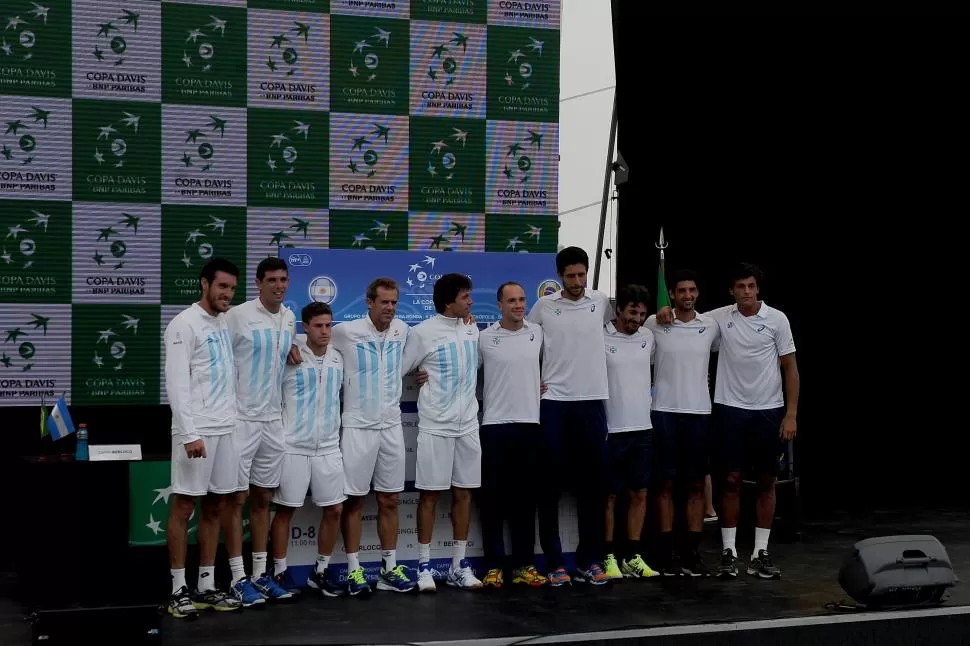 “AMIGOS” EN LA PREVIA. Los equipos de Argentina y de Brasil posan después de la ceremonia del sorteo. El match que sostendrán tendrá por sede a Tecnópolis. télam