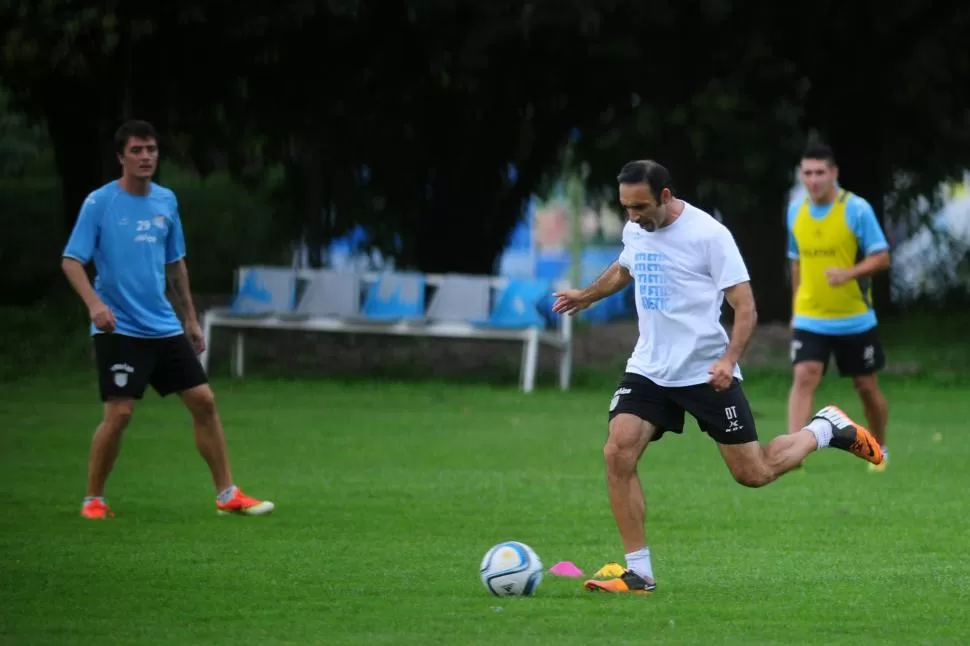 ¿GANAS DE JUGAR? Azconzábal despunta el vicio pegándole a la pelota durante uno de los entrenamientos de Atlético.  la gaceta / fotos de diego  aráoz