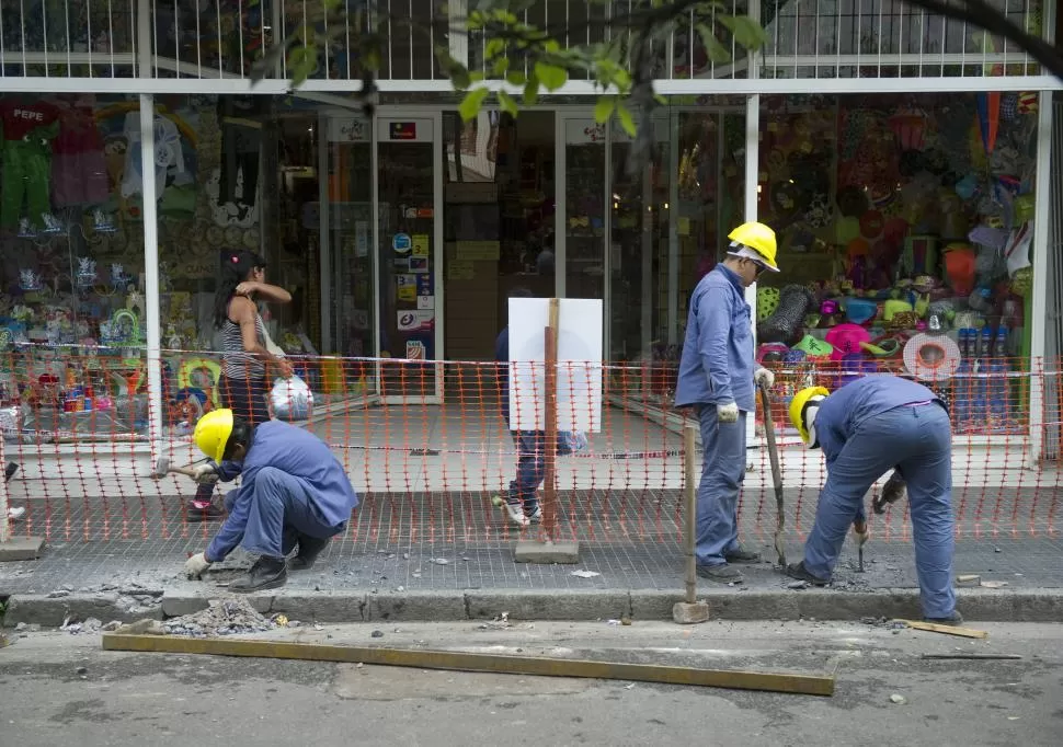 MENDOZA AL 700. Los obreros trabajan desde las 7.30 hasta las 18, todos los días de la semana. credito