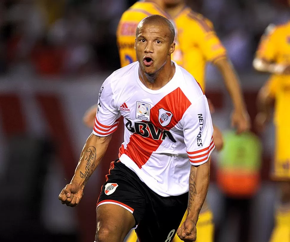  LO GRITÓ CON EL ALMA. Carlos Sánchez, el mejor jugador de River, marcó un golazo para darle el empate al “millonario”. télam