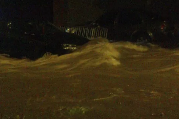 La lluvia hizo que desborden canales y complicó la situación en el norte