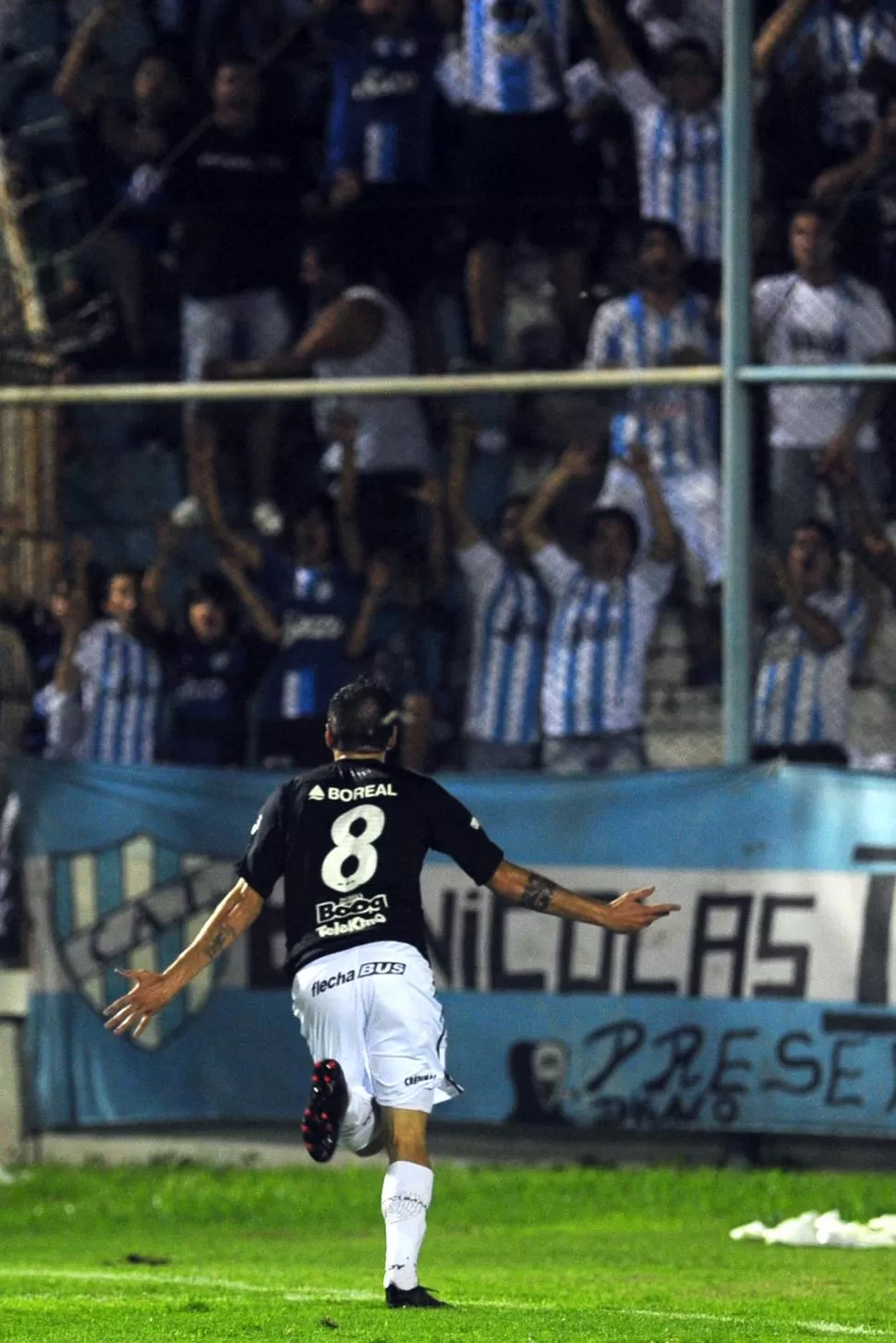 EL PRIMER FESTEJO. Emanuel Molina celebra eufórico el golazo que convirtió y que les dio alivio a los “decanos”. la gaceta / foto de diego aráoz