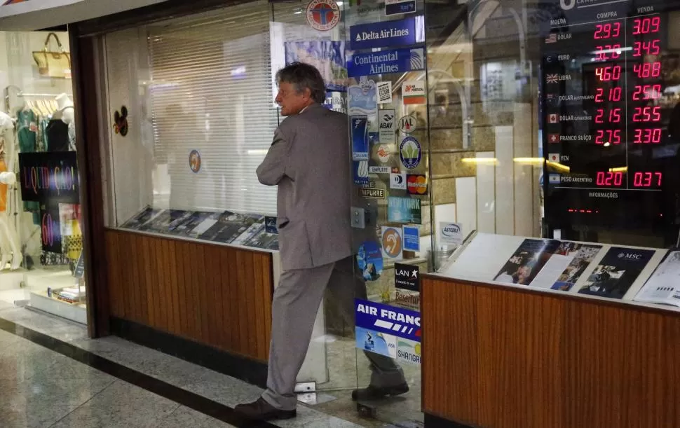 CÓCTEL. Los brasileños padecen dos efectos: la devaluación y la inflación. reuters