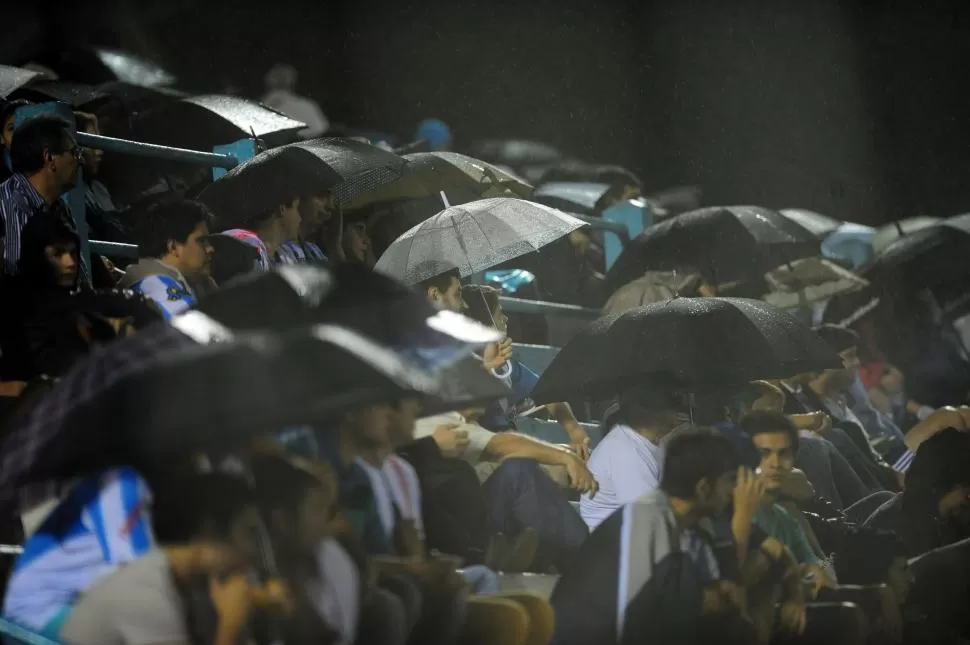 UNA PROTECCIÓN QUE NO SIRVIÓ. Los simpatizantes “decanos” buscaron protegerse de la tormenta con los paragüas, pero la tormenta arruinó todos los planes. la gaceta / foto de diego aráoz