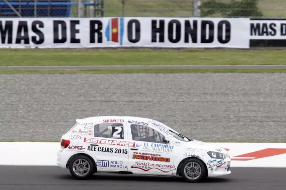 AQUÍ ESTÁ, ESTE ES. El flamante VW Gol Trend de Lucas Mohamed, en plena aceleración en la pista termense. La máquina fue de menor a mayor y terminó ubicada en una muy buena posición en la clasificación. prensa mohamed competición 