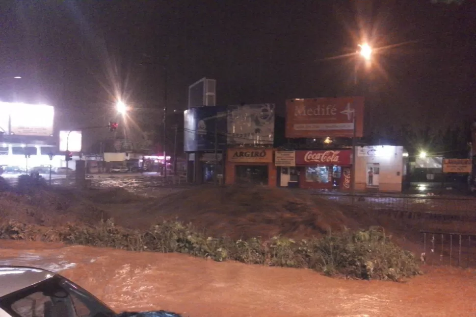 IMPACTANTE. El agua desbordó el canal norte y generó daños en la esquina de Camino del Perú y Mate de Luna.