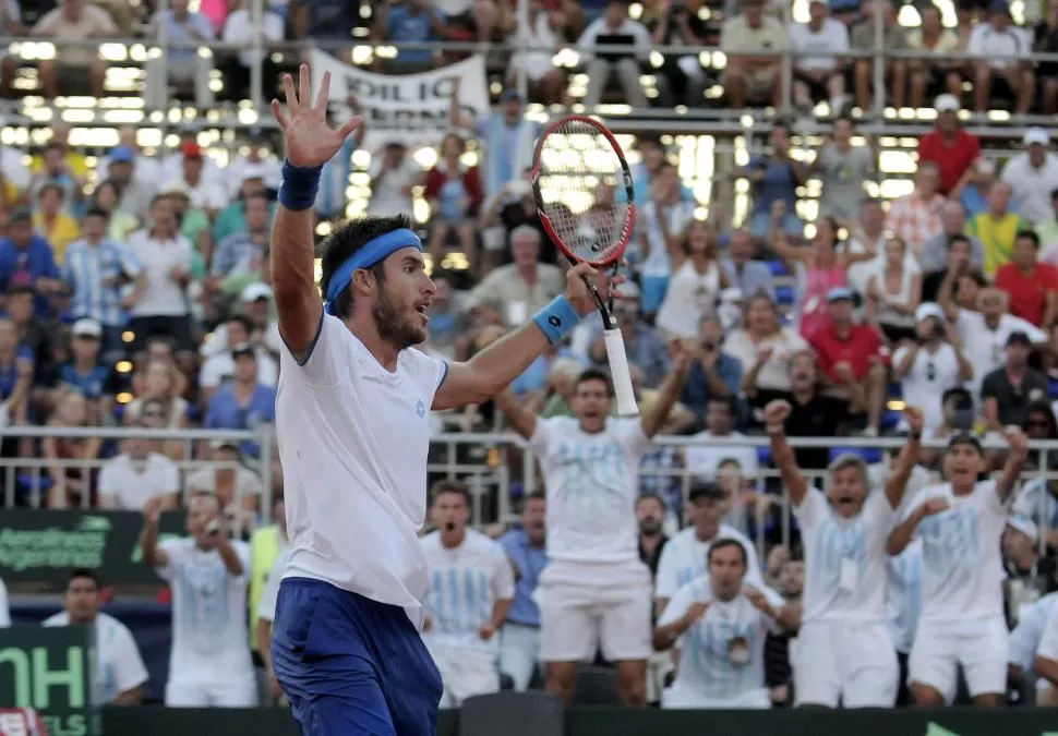 DIO LA CARA. Leonardo Mayer tuvo la responsabilidad de igualar la serie y no falló: dejó a Thomaz Bellusci sin reacción. DYN