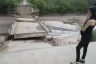 El derrumbre de un puente deja aislados a Villa Padre Monti y Río Nío