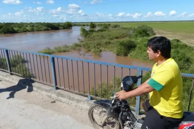 Intensa búsqueda del chico llevado por las aguas