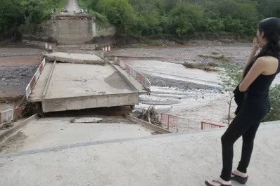 El derrumbre de un puente deja aislados a Villa Padre Monti y Río Nío