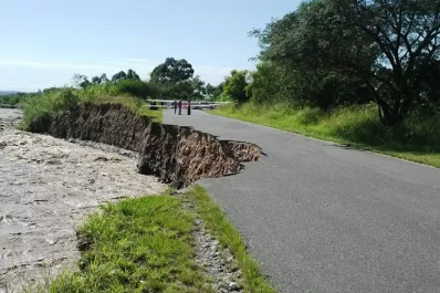 El río Lules desbordó y se comió un tramo de la ruta 321