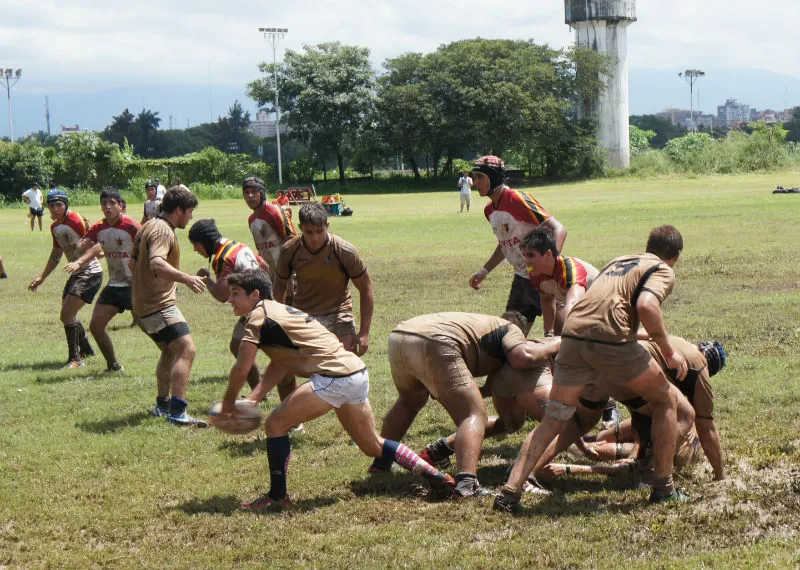 RESBALOSO. Los juveniles siguen afianzando su sistema de juego. Prensa URT