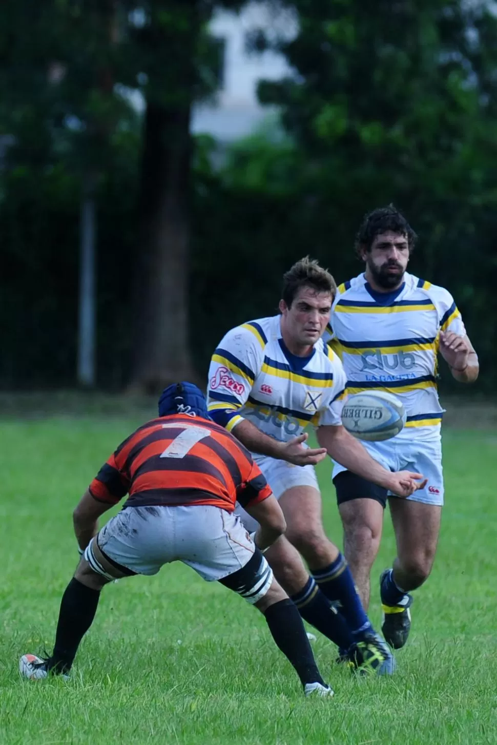 TU TURNO. Ante el tackle inminente, Nicolás Proto suelta la pelota para Juan Pablo Vie. El “tennis” sacó su chapa de rey. LA GACETA / FOTO DE DIEGO ARÁOZ