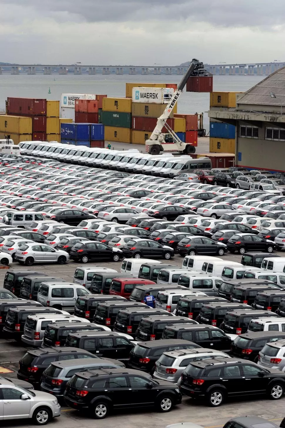 PERJUDICADOS. La industria automotriz será una de las actividades que sentirá el impacto de la depreciación de la moneda brasileña.  afp (archivo)