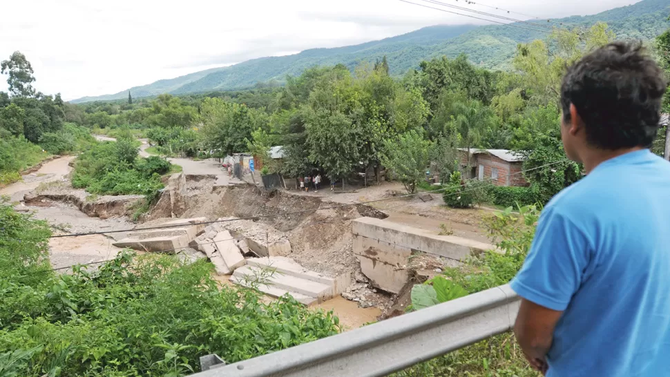 RÍO MUERTO. Los paredones que contenían el cauce cedieron por la persistente lluvia que cayó ayer a la madrugada. LA GACETA / FOTOS DE JOSE INESTA - INES QUINTEROS ORIO