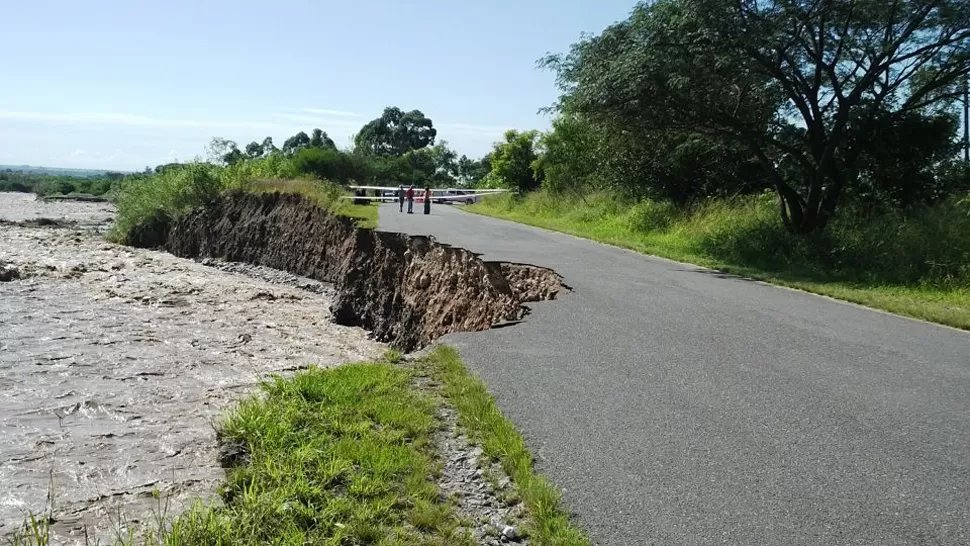 PELIGRO. El agua erosionó las bases de la ruta 321 y el tránsito fue interrumpido. FOTO ENVIADA POR UN LECTOR