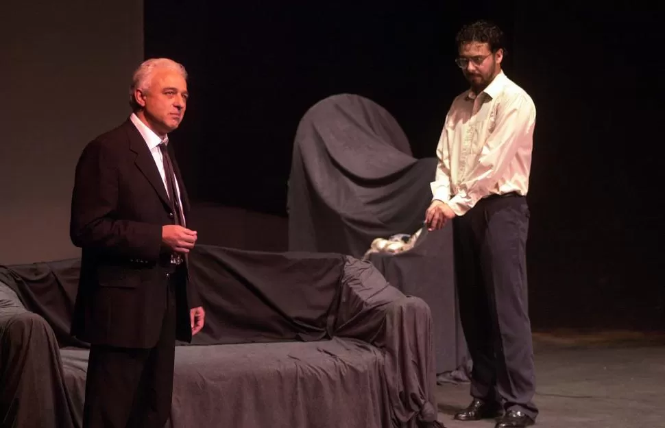 MIRADAS. Marcos Rosenzvaig sintetiza lenguajes teatrales con acento crítico.  