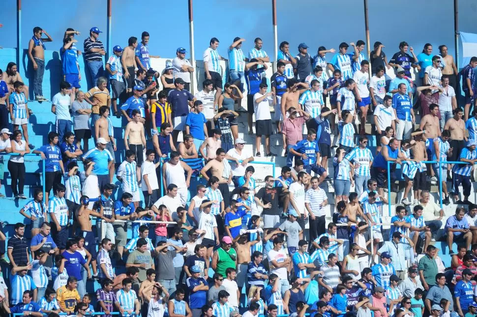 PARA ELLOS TAMBIÉN. Los hinchas que estuvieron los dos días debieron acomodar su fin de semana. Ayer pasaron gratis. la gaceta / foto de diego aráoz