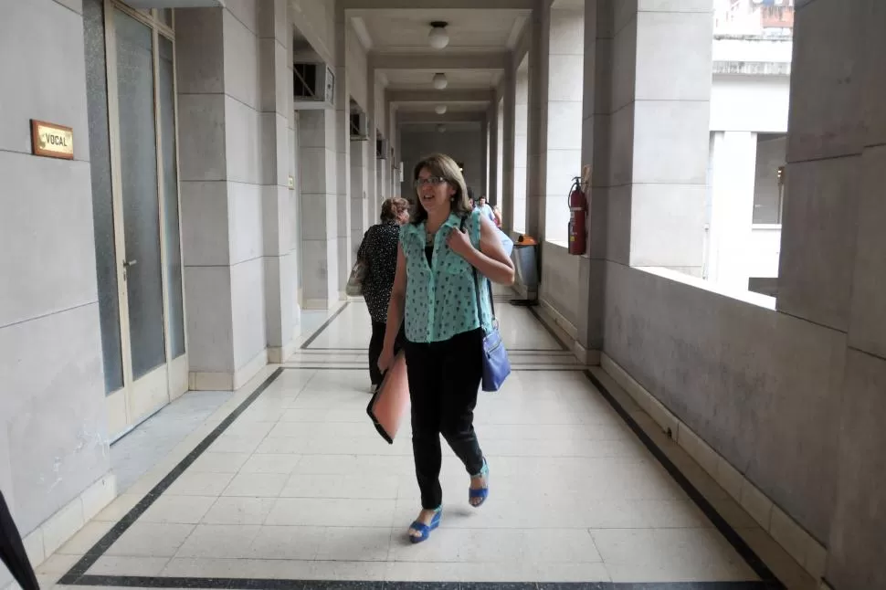 ANTE LA CORTE. La jueza Balcázar el viernes, antes de ingresar a la audiencia con los vocales del alto tribunal. la gaceta / foto de inés quinteros orio