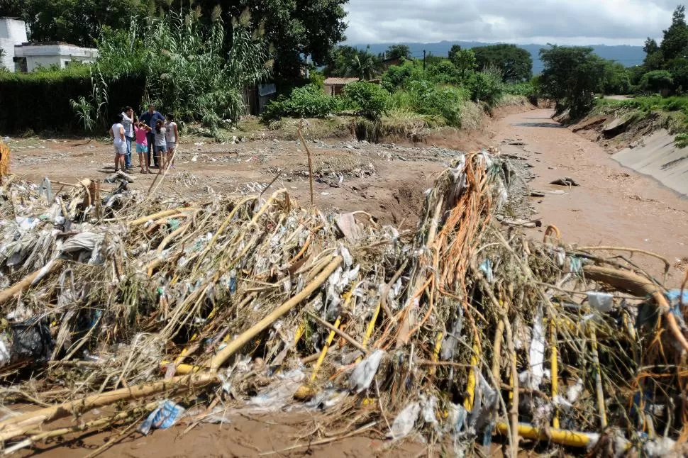 RESIDUOS. La basura agravó las consecuencias de la tormenta ayudando al desborde de los canales. la gaceta / foto de inés quinteros orio