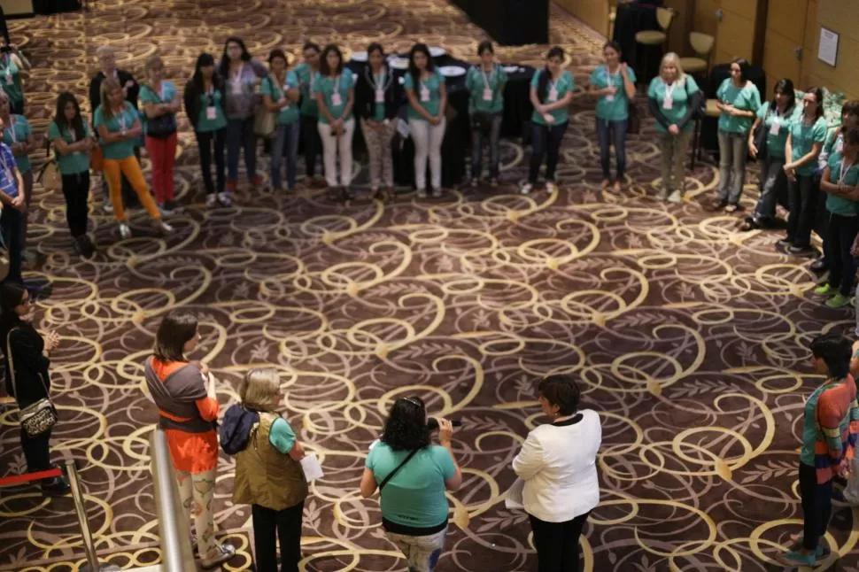 CELEBRANDO.  En Tucumán, la ONG Voces Vitales y las tucumanas de Mujeres en Red compartieron experiencias.  