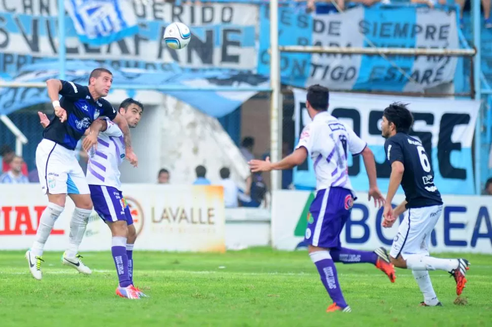 LO PERDIÓ EN LA ÚLTIMA. Bianchi le gana un cabezazo a Cerica, que se desquitó de la defensa local con el penal del final.  la gaceta / foto de diego aráoz