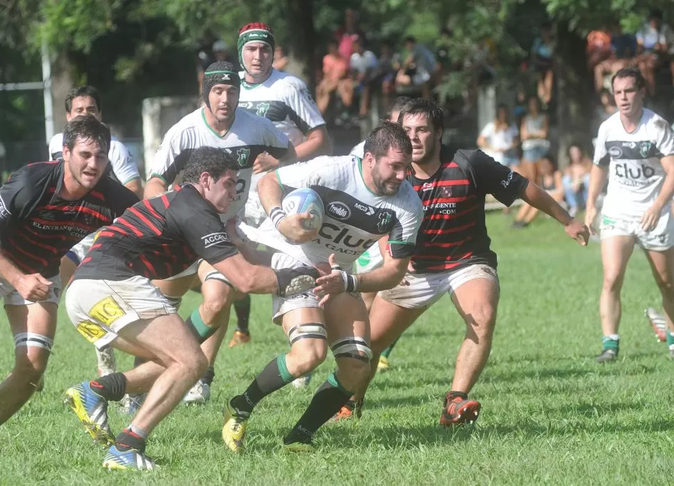 POCO PARA VER. Lucas Santamarina se lleva el balón en un partido desdibujado. la gaceta / foto de antonio ferroni