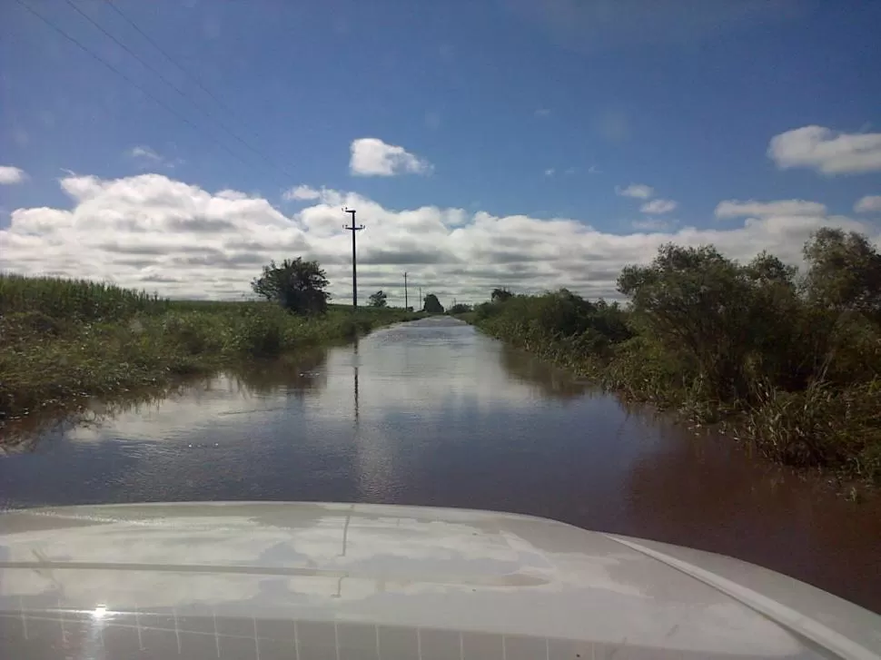 ANEGADO. Así se encontraba ayer el camino de acceso a la planta.  foto de consorcio público metropolitano